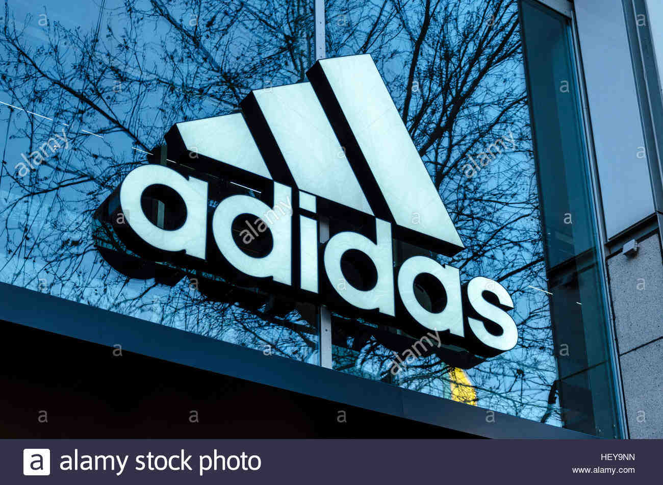 Pourquoi y a-t-il deux logos Adidas ?